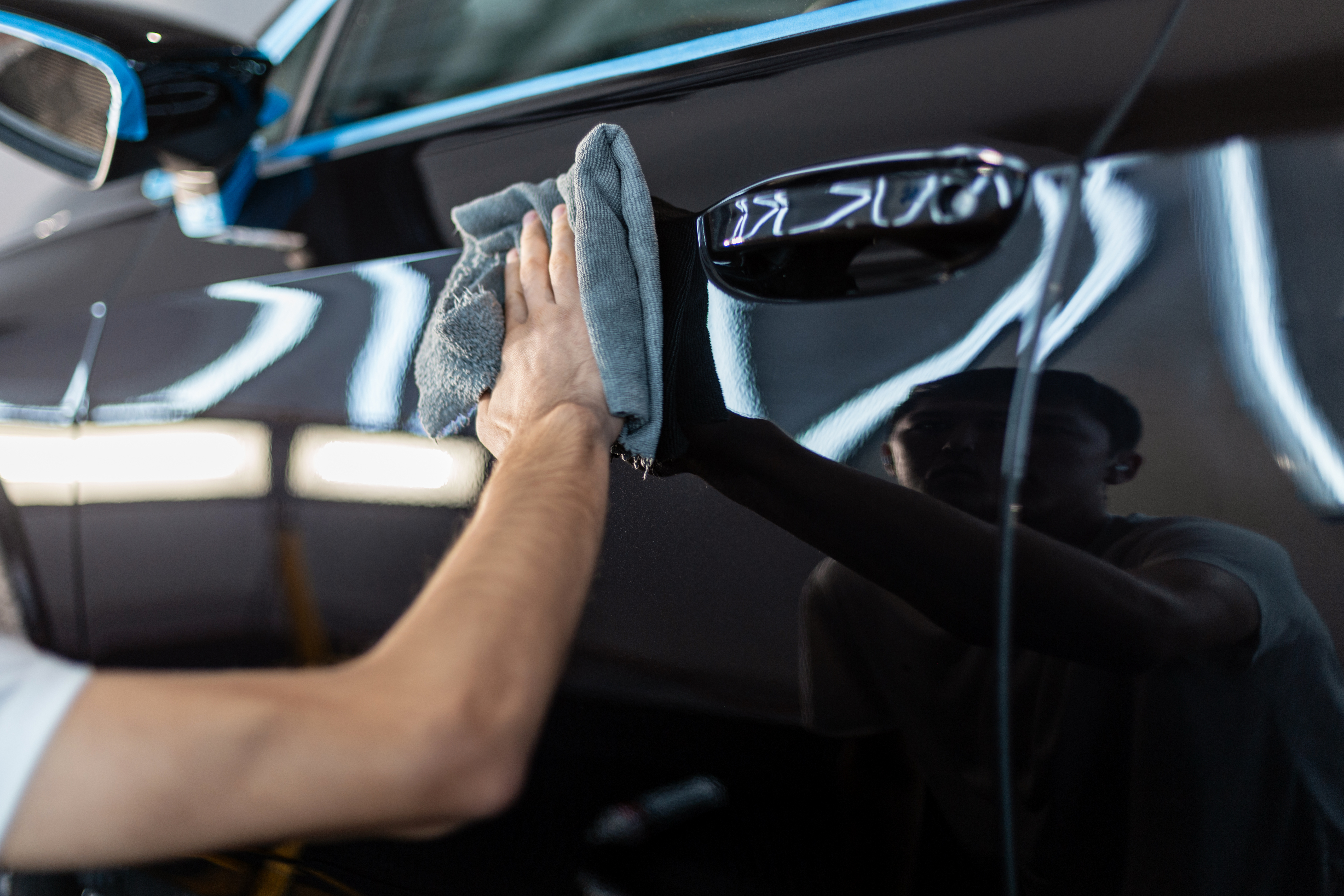 Moderne Fahrzeugaufbereitungsanlage mit professionellem Equipment