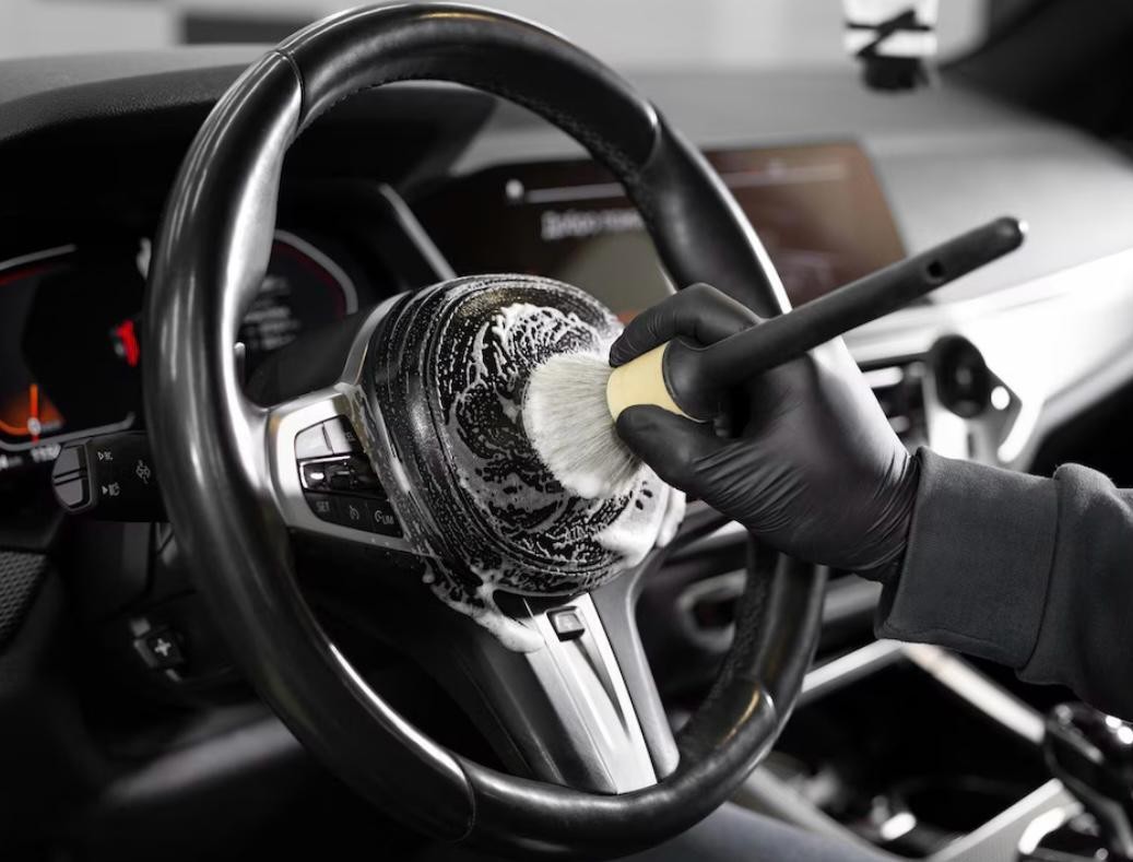 Lackaufbereitung und Fahrzeugversiegelung in professioneller Werkstatt