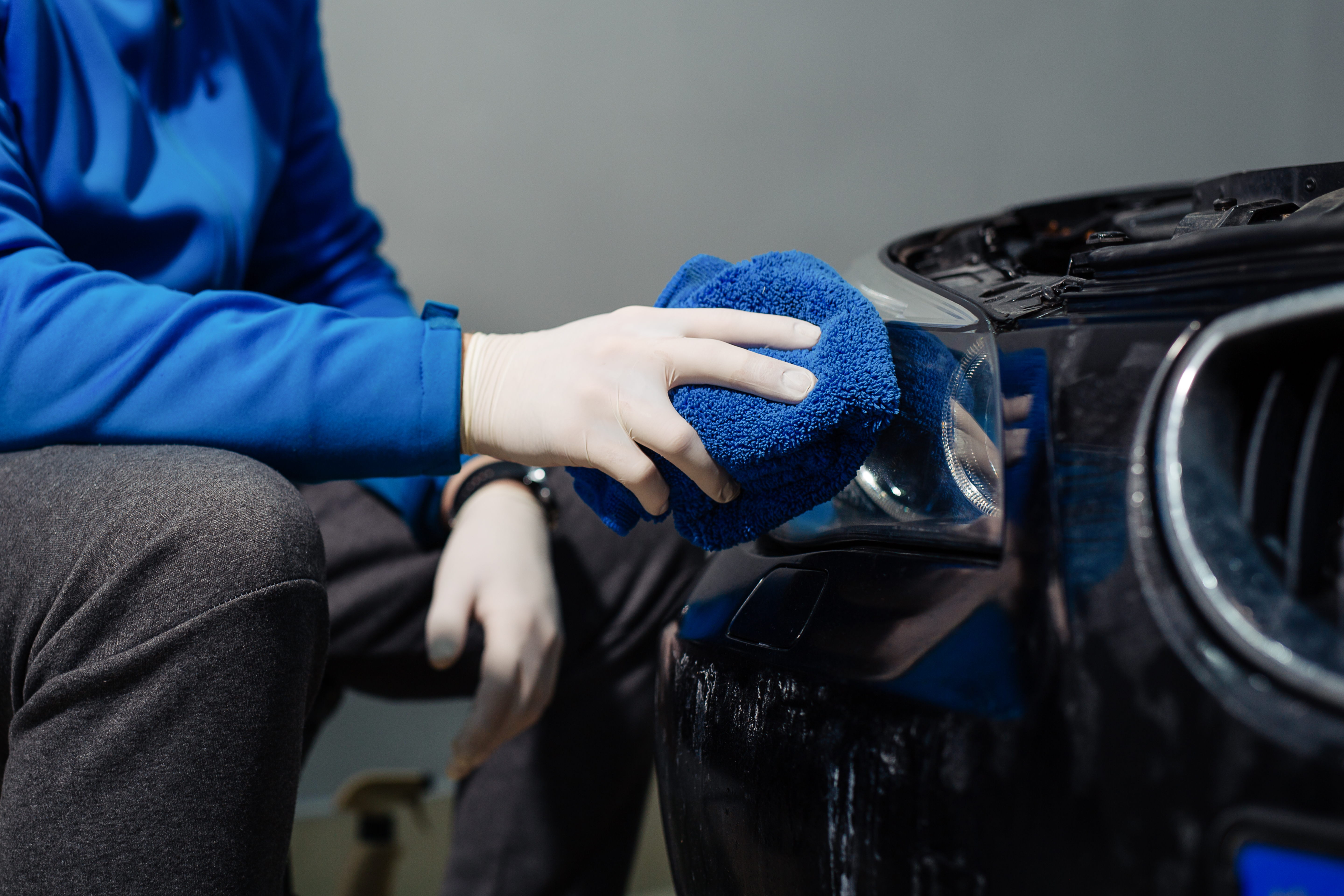 side-view-man-spraying-powder-paint-car-door